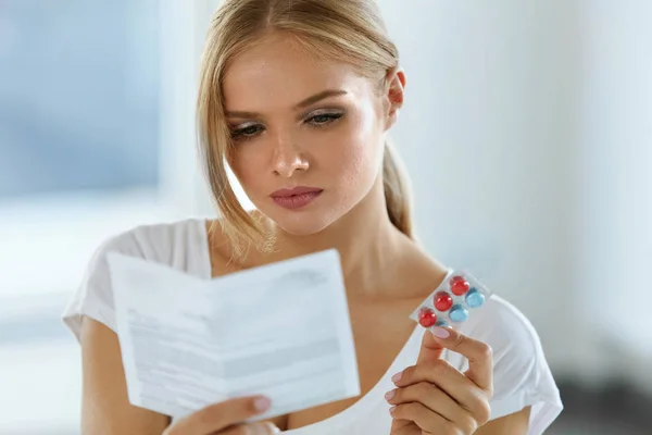 Nő vesz gyógyszert. Női olvasási utasítások tabletták — Stock Fotó