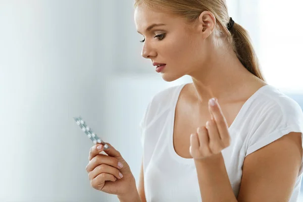 Žena užívání léku. Krásná dívka s pilulka balení s prášky — Stock fotografie