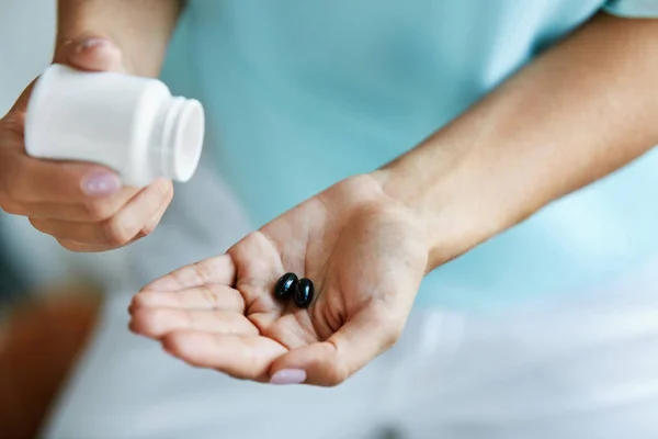 Medizin. Nahaufnahme einer weiblichen Hand, die Pillen in die Handfläche gießt — Stockfoto