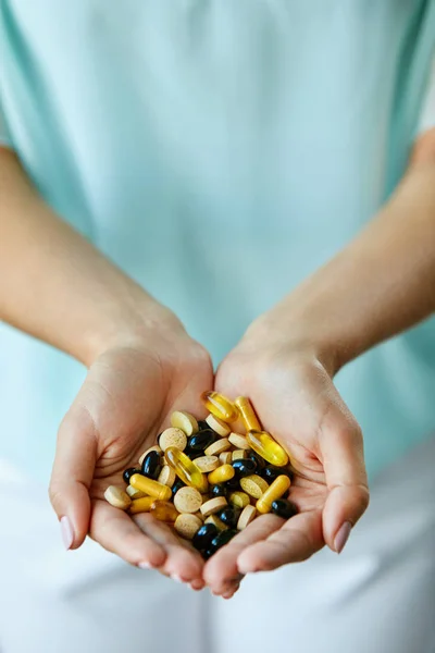 Vitamine e integratori. Donna mani piene di pillole medicinali — Foto Stock