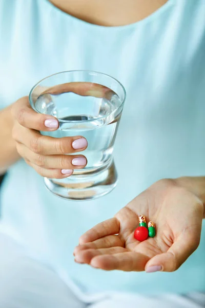 Vitamina y suplemento. Primer plano de las píldoras de mano de la mujer — Foto de Stock