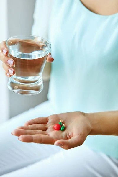 Медицина. Жіноча рука тримає вітаміни та таблетки. охорони здоров'я — стокове фото