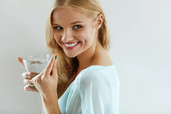 Beautiful Smiling Woman Taking Vitamin Pill. Dietary Supplement — Stock Photo, Image