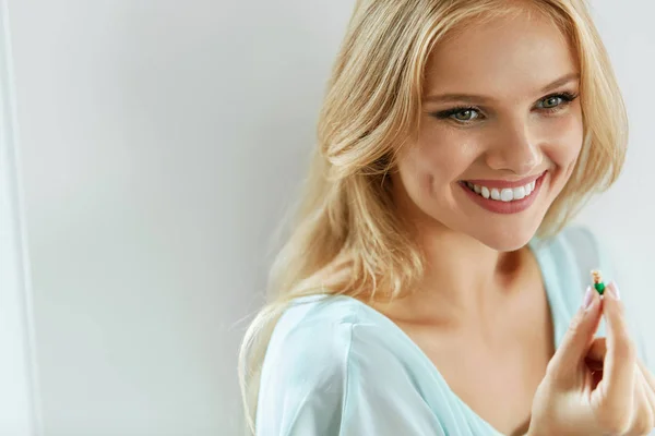 Vitamins And Food Supplements. Beautiful Woman With Pill In Hand — Stock Photo, Image