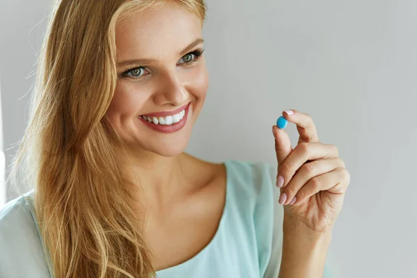 Medicina. Mulher sorridente bonita tomando pílula de medicação — Fotografia de Stock