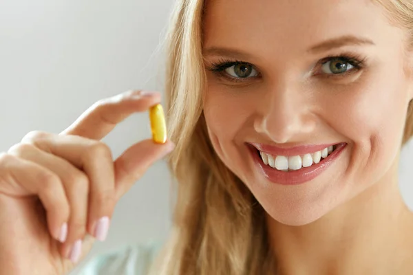 Beautiful Woman Holding Fish Oil Pill In Hand. Healthy Nutrition — Stock Photo, Image