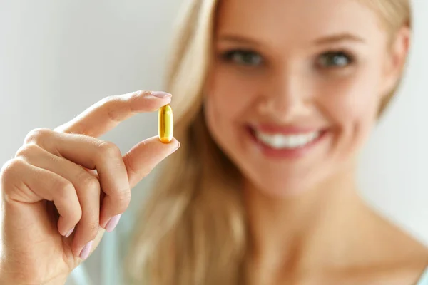 Vitamin und Nahrungsergänzung. schöne Frau mit Fischöl-Kapsel — Stockfoto