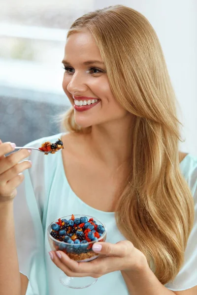 Здоровая диета. Женщина ест хлопья, ягоды утром. Питание — стоковое фото