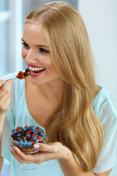 Dieta Saudável. Mulher a comer cereais, bagas de manhã. Nutrição — Fotografia de Stock