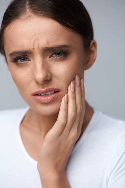 Diş ağrısı. Güzel kadın ağrılı diş ağrısı acı