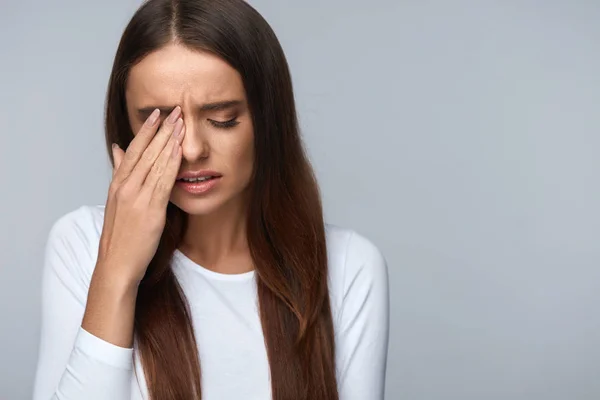 Žena trpí velkými bolestmi, které mají bolesti hlavy, dotýkání obličeje — Stock fotografie