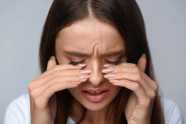 Frau leidet unter Schmerzen, fühlt Stress, berührt schmerzende Augen — Stockfoto