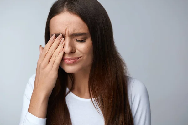 Vrouw sterke pijn lijden, met hoofdpijn, aanraken van gezicht — Stockfoto