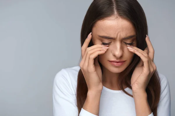 Vrouw die lijden aan pijn, gevoel van Stress, pijnlijke ogen aan te raken — Stockfoto
