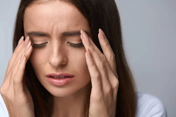 Donna che soffre di dolore, sensazione di stress, toccando gli occhi dolorosi — Foto Stock