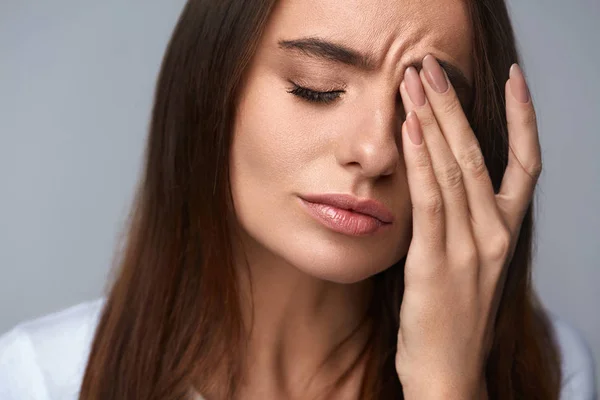 Vrouw sterke pijn lijden, met hoofdpijn, aanraken van gezicht — Stockfoto