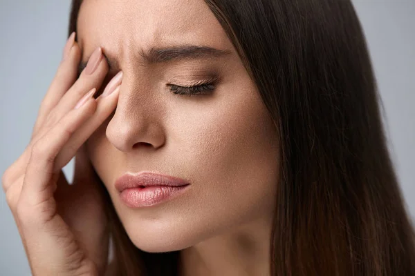 Vrouw sterke pijn lijden, met hoofdpijn, aanraken van gezicht — Stockfoto