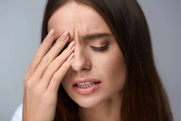 Γυναίκα υποφέρει από έντονο πόνο, έχοντας πονοκέφαλος, αγγίζετε το πρόσωπό — Φωτογραφία Αρχείου
