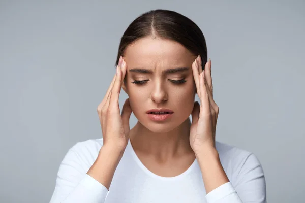 Hoofdpijn. Mooie vrouw gevoel Stress en sterke hoofd pijn — Stockfoto