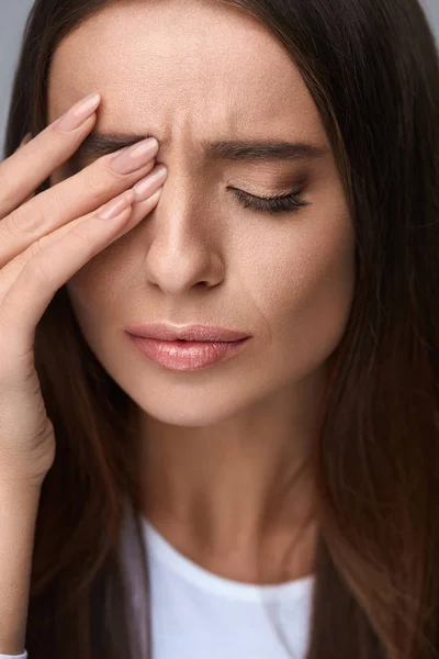 Mujer que sufre de dolor fuerte, tiene dolor de cabeza, cara conmovedora —  Fotos de Stock