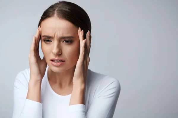 Kopfschmerzen. schöne Frau fühlt Stress und starke Kopfschmerzen — Stockfoto