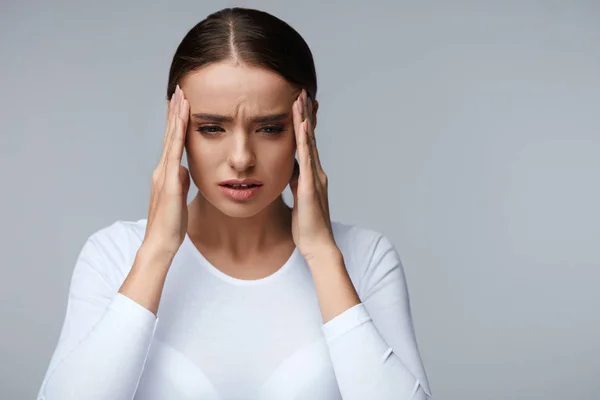 Hoofdpijn. Mooie vrouw gevoel Stress en sterke hoofd pijn — Stockfoto