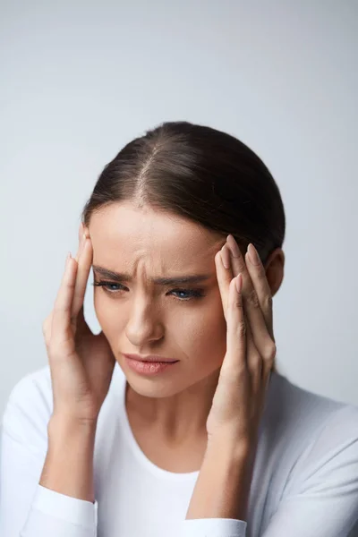 Huvudvärk. Vacker kvinna känsla Stress och stark huvudet smärta — Stockfoto