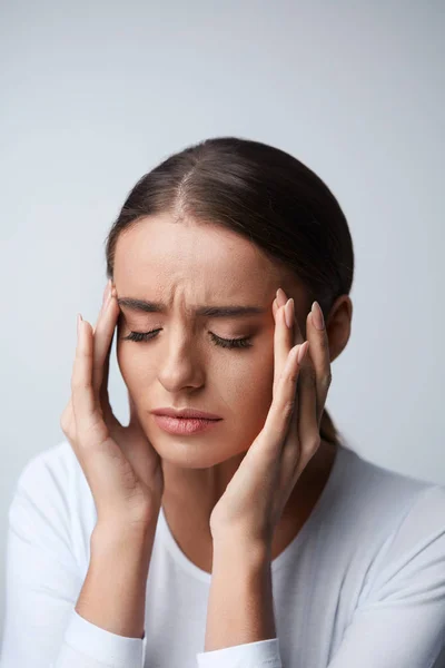 Dolor de cabeza. Mujer hermosa sensación de estrés y dolor de cabeza fuerte —  Fotos de Stock