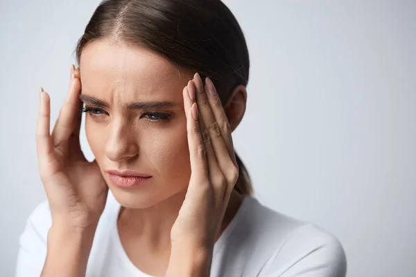 Gesundheit. schöne Frau mit starken Kopfschmerzen, Schmerz fühlen — Stockfoto