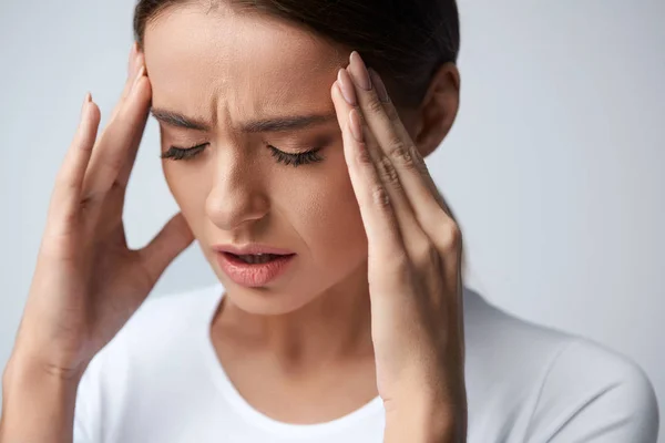 Gezondheid. Mooie vrouw met sterke hoofdpijn, voelen pijn — Stockfoto