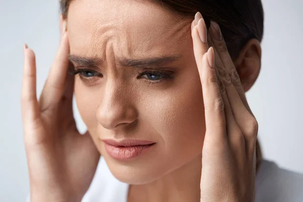 Gezondheid. Mooie vrouw met sterke hoofdpijn, voelen pijn — Stockfoto