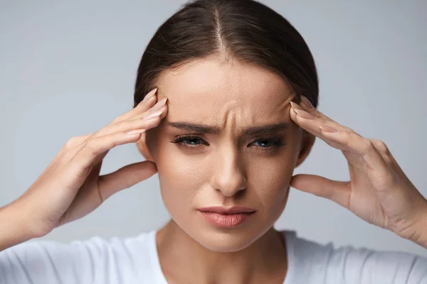 Gezondheid. Mooie vrouw met sterke hoofdpijn, voelen pijn — Stockfoto