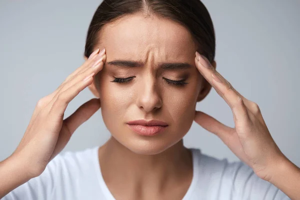 Gezondheid. Mooie vrouw met sterke hoofdpijn, voelen pijn — Stockfoto