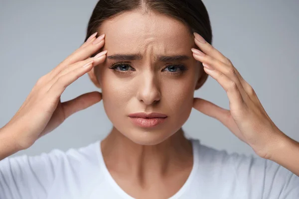 Health. Beautiful Woman Having Strong Headache, Feeling Pain — Stock Photo, Image