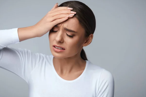 Assistenza sanitaria. Bella donna che soffre di mal di testa, mal di testa — Foto Stock