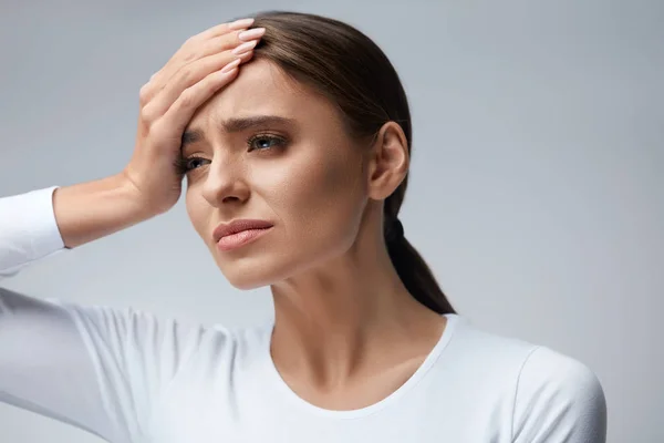 Cuidado de la salud. Mujer hermosa que sufre de dolor de cabeza, dolor de cabeza — Foto de Stock