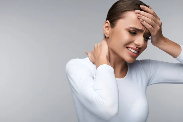 Beautiful Woman Feeling Sick, Having Headache, Painful Body Pain — Stock Photo, Image