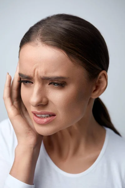 Gezondheidszorg. Mooie vrouw lijdt aan hoofd pijn, hoofdpijn — Stockfoto