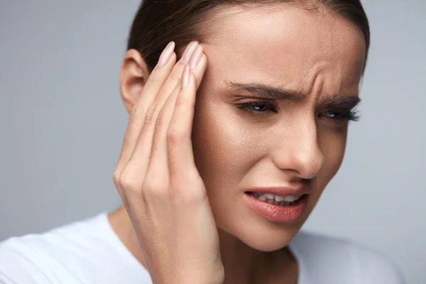 Assistenza sanitaria. Bella donna che soffre di mal di testa, mal di testa — Foto Stock