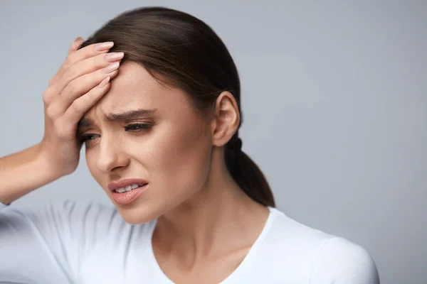 Frauenschmerz. Mädchen mit starken Kopfschmerzen, Migräne — Stockfoto