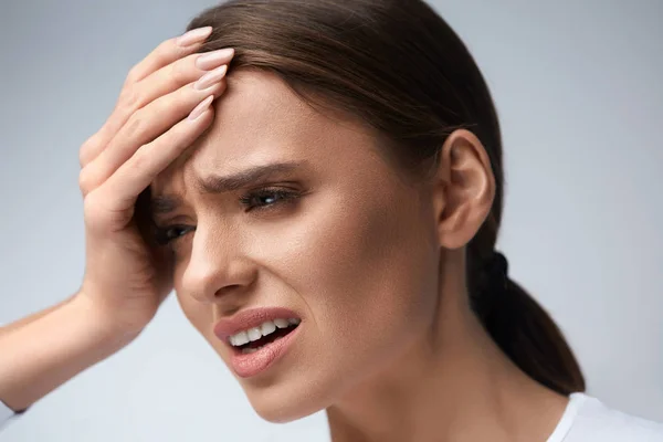 Kadın acı. Güçlü baş ağrısı, migren muzdarip olan kız — Stok fotoğraf