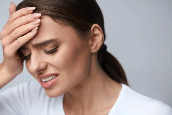 Ból kobieta. Dziewczyna, posiadające silny ból głowy, cierpiących na migrenę — Zdjęcie stockowe