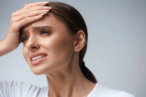 Donna Dolore. Ragazza che ha un forte mal di testa, soffre di emicrania — Foto Stock