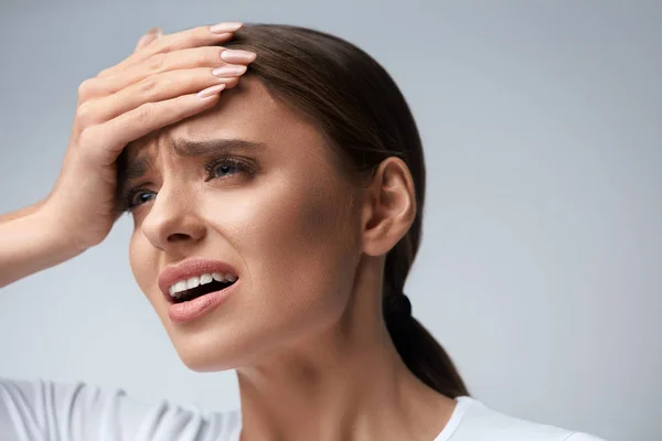 Dolor de mujer. Chica que tiene dolor de cabeza fuerte, que sufre de migraña — Foto de Stock