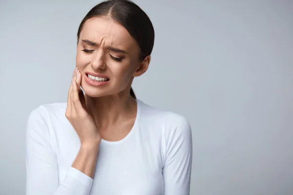 Dolor dental. Hermosa mujer sintiendo dolor fuerte, dolor de muelas — Foto de Stock