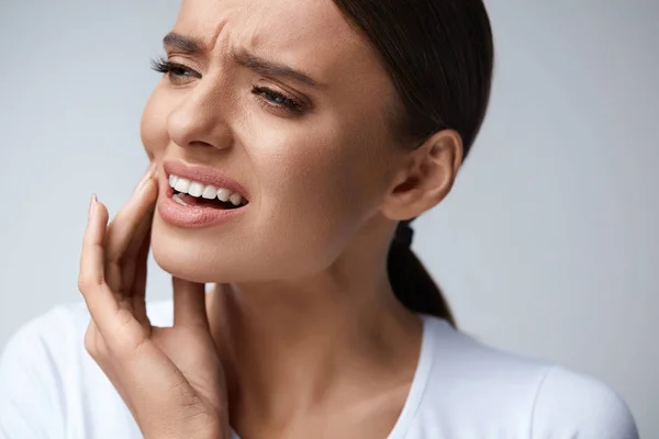 Tand pijn. Mooie vrouw voelen sterke pijn, kiespijn — Stockfoto