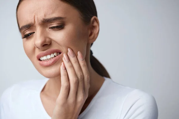 Dolor dental. Hermosa mujer sintiendo dolor fuerte, dolor de muelas — Foto de Stock