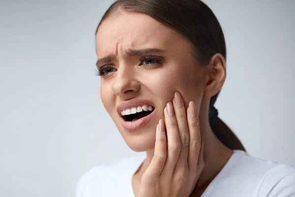 Dolor dental. Hermosa mujer sintiendo dolor fuerte, dolor de muelas — Foto de Stock