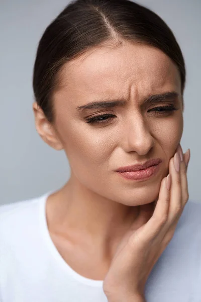 Dolor en los dientes. Bella mujer sufriendo de dolor de muelas dolorosas —  Fotos de Stock