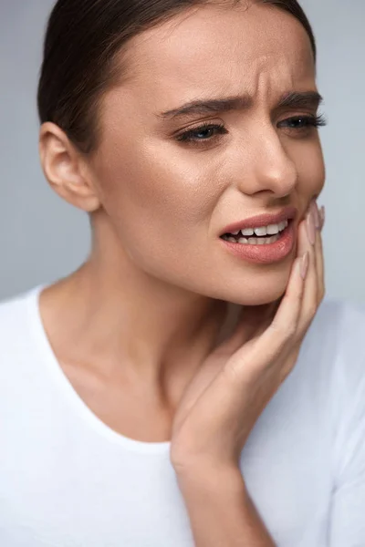 Dor nos dentes. Mulher bonita sofrendo de dor de dente dolorosa — Fotografia de Stock